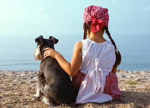 Hunde und Kinder - Vorbild sein Mädchen mit dem Hund am Strand