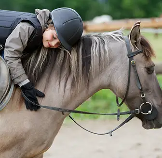 Kinder und Pferde - wie fördert der Reitsport die Entwicklung von Kindern? Kind reitet auf dem Pony
