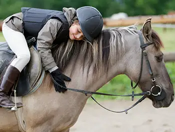 Kleines Mädchen reitet auf dem Pony