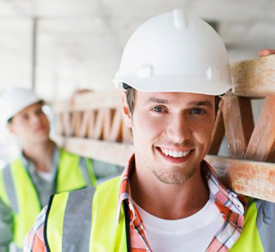 Kosten einer Bauleistungsversicherung junger Mann auf der Baustelle