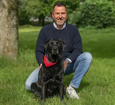 Versicherungsexperte Ralf Becker und seine Ayka Versicherungsexperte Ralf Becker und seine Ayka auf einer Wiese