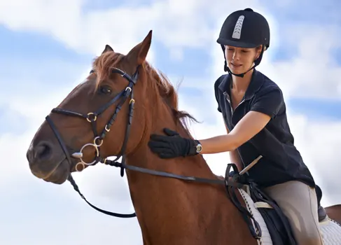 Eine Reitbeteiligung musst Du vollumfänglich absichern Eine Frau reitet auf einem Pferd