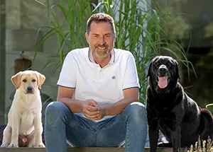 Hunde-OP-Versicherung-Experte Ralf Becker und seine Hunde