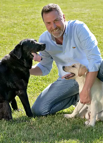 Experte zur Hundeversicherung Ralf Becker mit seinen Labradoren Ayka und Flocke