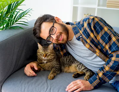 junger Mann mit seiner Katze