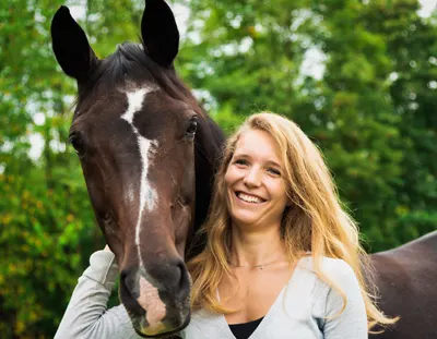 junge Frau mit ihrem Pferd