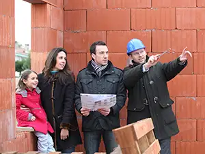 Familie besichtigt die Baustelle