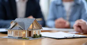 Modellhaus auf dem Schreibtisch