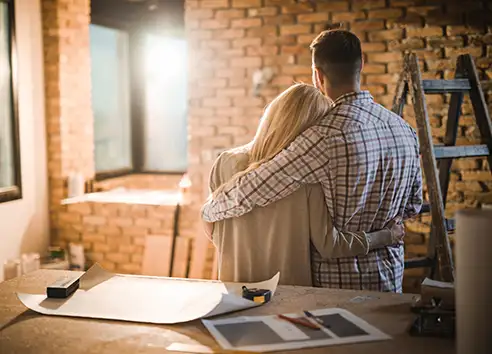 Junges Paar besucht die Baustelle