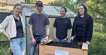 Unser IT-Team hinter dem Wildkräuter-Hochbeet für die Schildkrötenauffangstation
