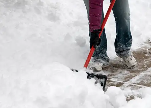 Gehweg wird von Schnee befreit