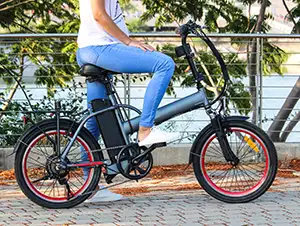 Frau sitzt auf einem E-Bike Firmenfahrrad