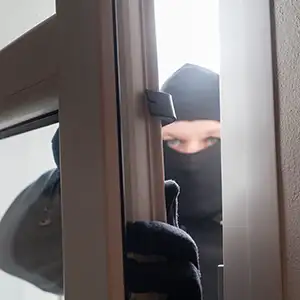 Einbrecher am Fenster