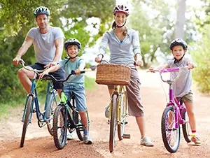 Familie bei der Fahrradtour