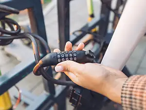 Fahrzeug ist mit einem Zahlenschloss gesichert