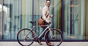 Angestellter mit seinem Firmenfahrrad