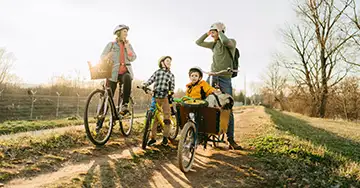 Familie unterwegs mit dem Lastenfahrrad