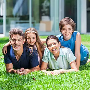 Familie vor dem Wohnhaus