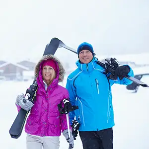 Warum ist eine Ferienhaus-Versicherung für Österreich sinnvoll? Päärchen im Österreichurlaub