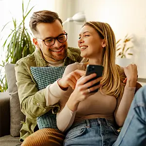 Pärchen vergleicht Tarife über das Handy