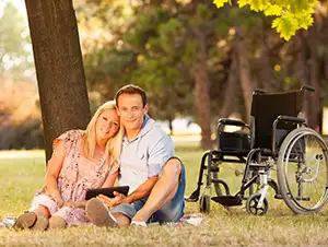 Mensch mit Behinderung im Park