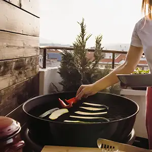 Grill mit Gemüse auf dem Balkon