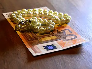 Euroscheine und Perlenhalskette