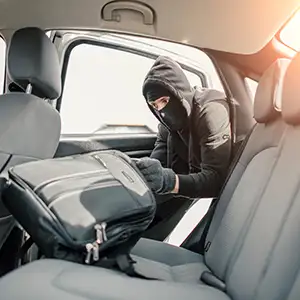 Der Koffer auf dem Autorücksitz wird gestohlen