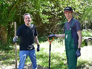 Unsere Mitarbeiter Daniel und Wladimir mit Spaten in der Hand