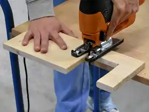 Ausschnitt für die Abtrennung Ausschnitt für die Abtrennung wird mit einer Stichsäge geschnitten