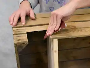 Sägekanten glätten Sägekanten werden mit einem Schleifpapier geglättet