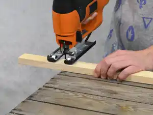 Dachunterlage vorbereiten: einzeichnen und kürzen Leiste für das Schrägdach wird auf die passende Länge gekürzt