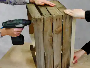 Dachunterlage befestigen Leiste für das Schrägdach wird von innen mit der Holzkiste verschraubt