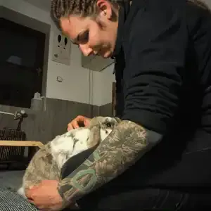 Jil Josten mit ihrer Kaninchendame