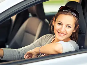 Frau guckt aus dem Autofenster