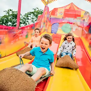 Kinder auf der Rutsche