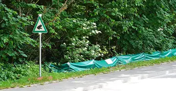 Krötenzaun hinter einer Straße