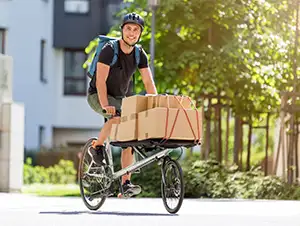 Kurier mit seinem Lastenrad