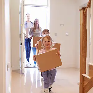 Familie zieht in das neue Haus