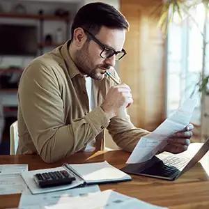 Mieter prüft seine Nebenkostenabrechnung