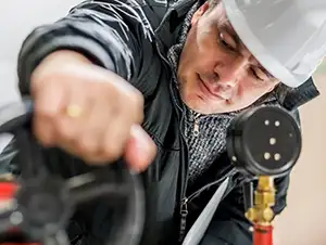 Arbeiter am Öltankhaftpflicht