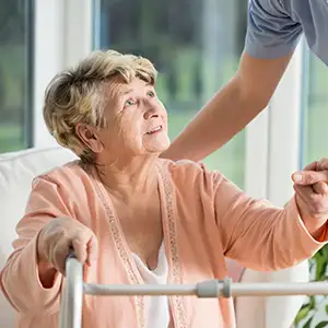 Senioren ist auf Hilfe angewiesen