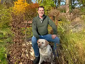 Natur Pur-Stiftung: Aktiv für Artenschutz und Biodiversität Ralf Becker in deinem Garten mit Hündin Flocke
