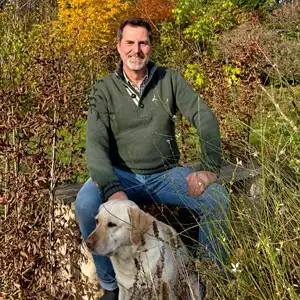 Ralf Becker und seine Hündin im Garten