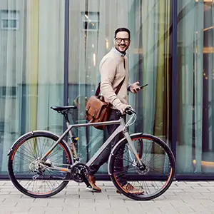 Angestellter mit seinem Firmenfahrrad