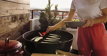 Grill auf dem Balkon