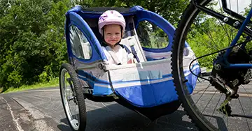 Kind sitzt im Fahrradanhänger
