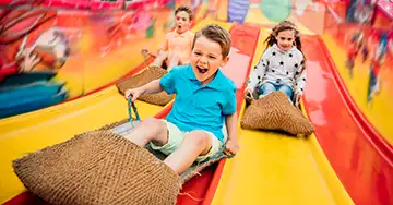 Kinder auf der Rutsche