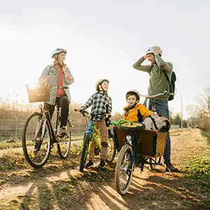 Familie unterwegs mit dem Lastenfahrrad