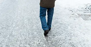 Fußgänger auf dem vereisten Gehweg